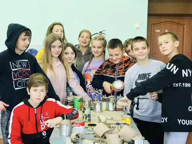 У Баєві школярі на уроках трудового навчання виготовляють окопні свічки (фото)