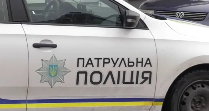 Викликав копів через крадіжку велосипеда, а опинився в спідньому і з пакетом на голові: що у Луцьку накоїли патрульні (відео)