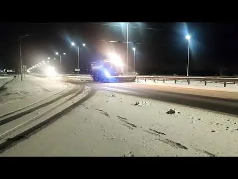 Показали, як на Волині вночі чистили дороги (відео)