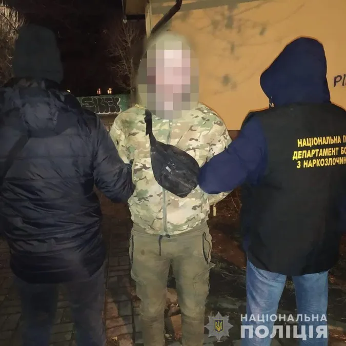 Мав 9 згортків: у Луцьку затримали «закладника» (фото)