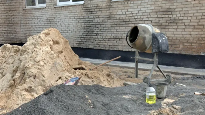 Трактори, шпателі й 30 батьків: як на Волині гуртом ремонтують школу