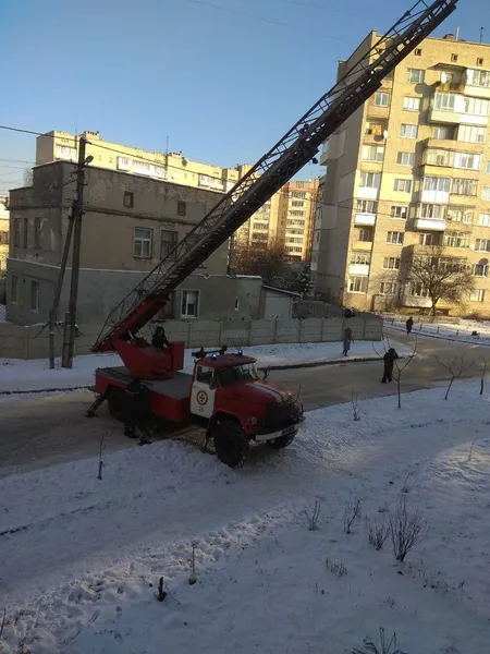 У Луцьку рятувальники визволяли дитину, яка випадково заблокувала себе вдома (фото, відео)