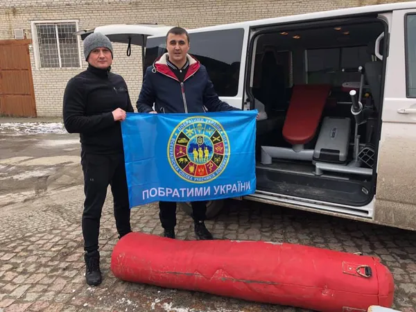 На Волині атовці подарували спортінвентар підліткам, які тренувалися в халупі