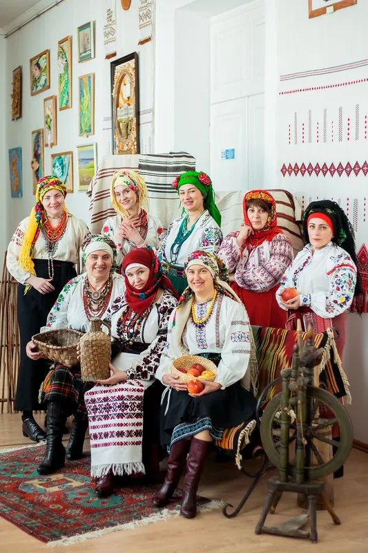 Викладачі педагогічного коледжу у Володимирі приміряли старовинні вишиті сорочки (фото)