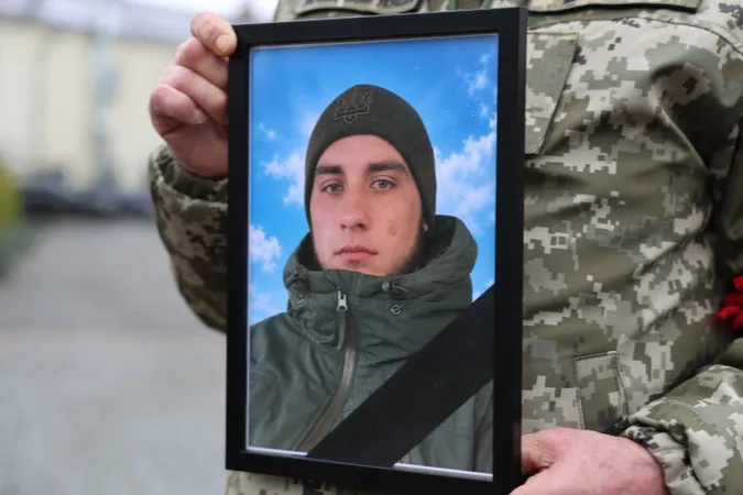 Залишилася трирічна донька: у Луцьку провели в останню дорогу воїна Артема Тютюнника (фото)