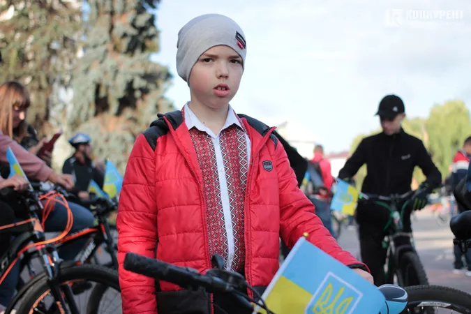 Шоломи і вишиванки: як у Луцьку минув велопробіг до Дня міста (фото, відео)