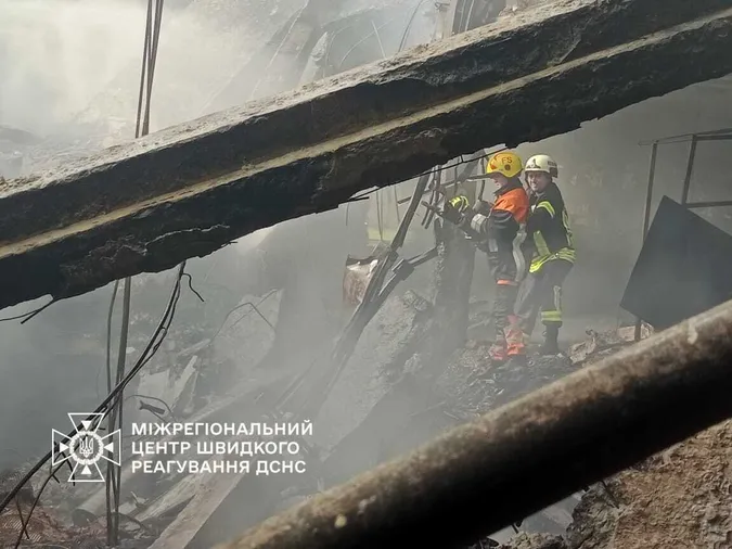 Понад 16 годин приборкували масштабну пожежу на підприємстві в Ромнах (відео)