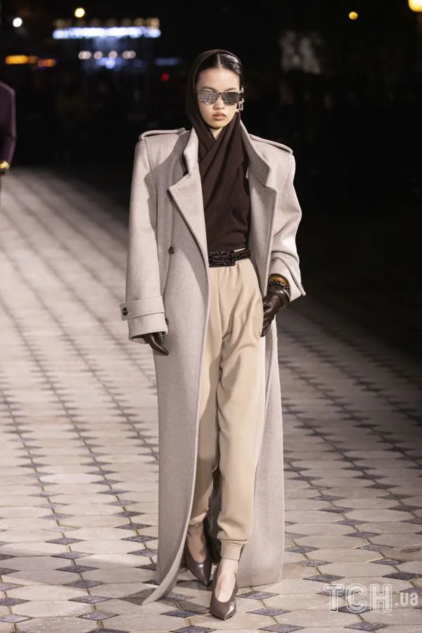 Шкіряні тренчі, косухи та довгі «голі» сукні: Дім Saint Laurent презентував колекцію весна-літо 2023