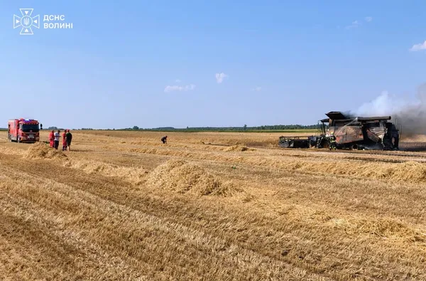 Ледь не загорілося поле: на Волині рятувальники гасили палаючий комбайн