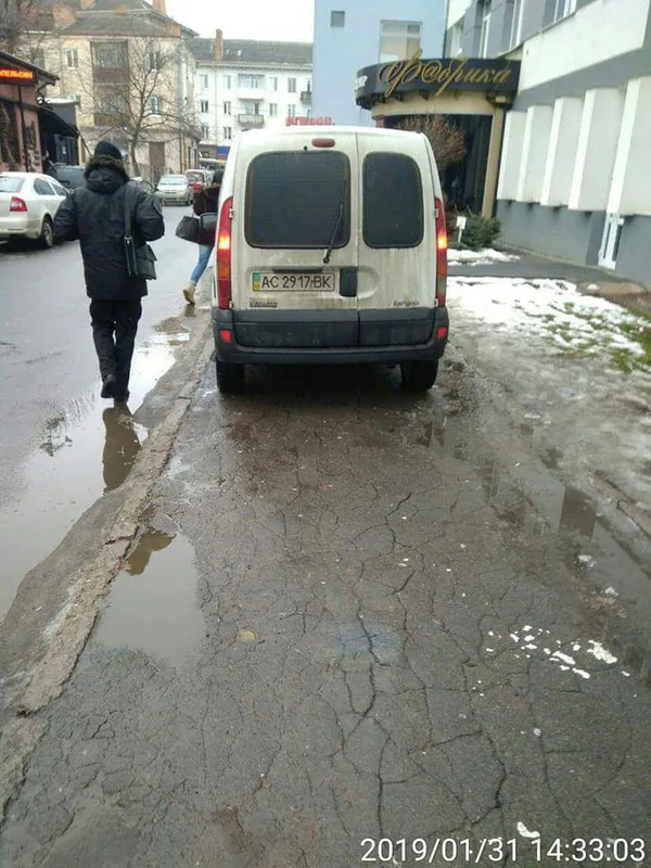 Паркуються на тротуарах: у Луцьку оштрафували 9 водіїв (фото)