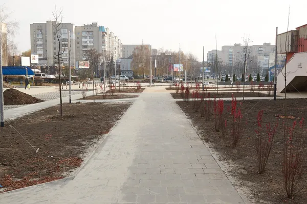 Ще тиждень: у Луцьку завершують облаштування площі перед РАЦСом (фото, відео)