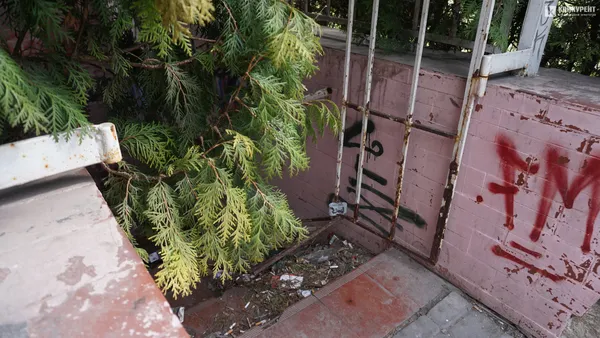 У Луцьку громадські туалети по вінця закидані сміттям (фото)
