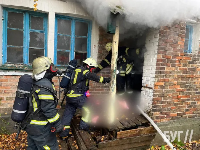 На Волині військові та рятувальники витягнули з пожежі трьох людей (фото, відео)
