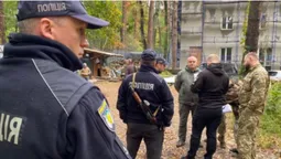 Юристи дружини Медведчука прийшли повертати майно у Пуща-Водиці (фото)