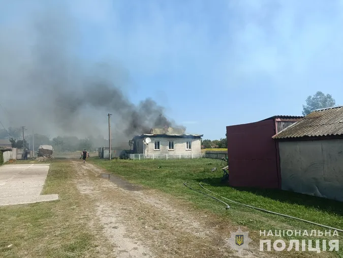 На Сумщині поліцейський витягнув з хати, на яку впав ворожий дрон, поранену жінку (фото)