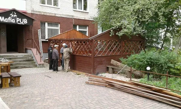 Луцькі муніципали «розібрали» альтанку біля пабу, яка стояла роками (фото)