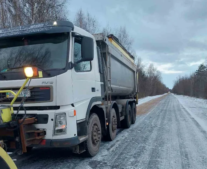 Чистять від снігу і посипають: на дорогах Волині працюють 28 одиниць спецтехніки