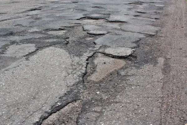 Без тротуарів і розмітки: у Зміїнці просять відремонтувати дорогу до школи