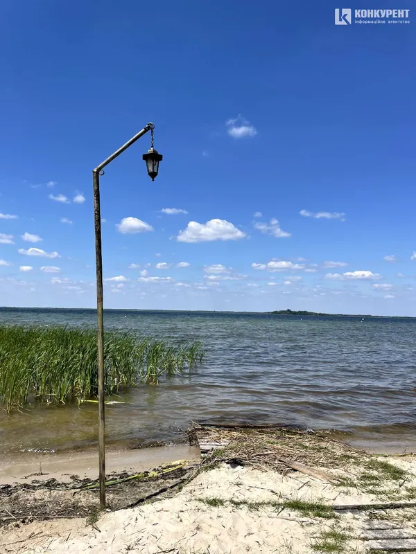 Повні пляжі, черги з авто та пончики: що зараз відбувається на Світязі (фото)