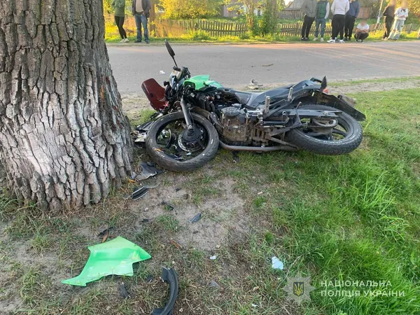 На Волині мотоцикл влетів у дерево – загинули двоє підлітків (фото)