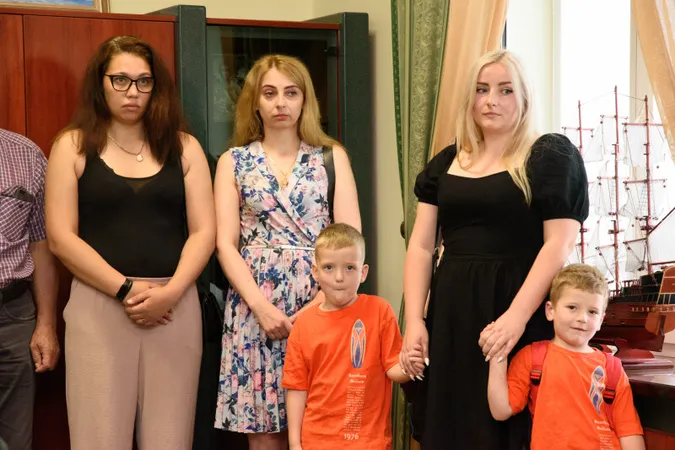 У Луцьку рідним військовослужбовців вручили їхні нагороди (фото)