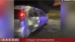 У Луцьку Nissan влетів у стовп – є постраждалі (відео)