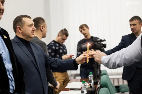 Із вогнем миру і співами: якою була остання в 2019 році сесія Луцької міської ради (фото)