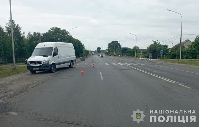 У Луцькому районі бус збив школярку на переході (фото)