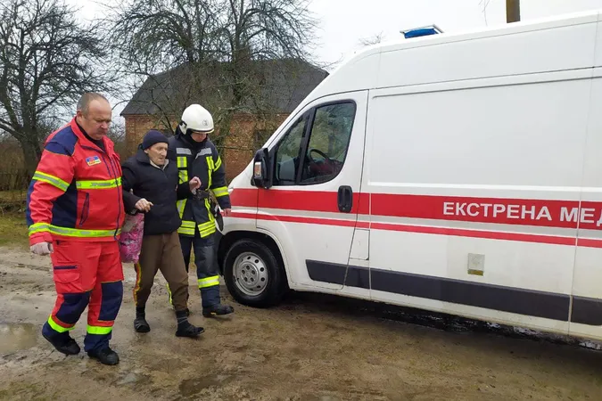 На Волині «швидка» застрягла у багнюці – хворого привезли на пожежному авто (фото)