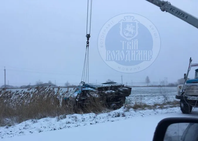 На Волині водій «ЗІЛа» не впорався з керуванням та злетів у кювет (фото)