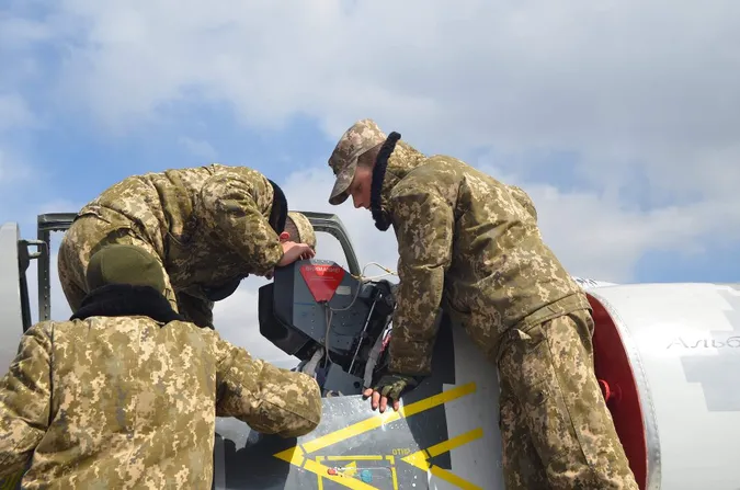Небо під контролем: як у Луцьку тренуються пілоти винищувачів (фото)