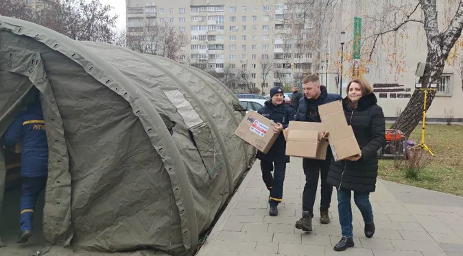 У Луцьку волонтери розвезли продукти по пунктах обігріву (фото, відео)
