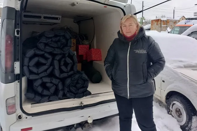 Турбується як про рідних: лучанка привозить додому поранених бійців (відео)