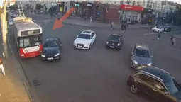Аварія у центрі Луцька: водій BMW в'їхав у тролейбус (відео)