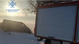 На Волині бус злетів у кювет – витягнули рятувальники (фото)