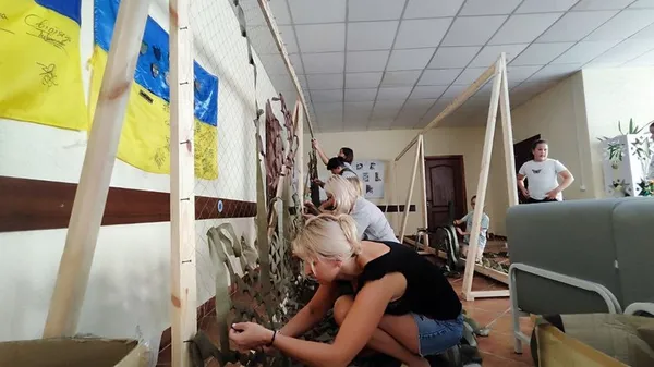 Плетуть і діти, і дорослі: у селі під Луцьком роблять маскувальні сітки для танкістів (фото, відео)
