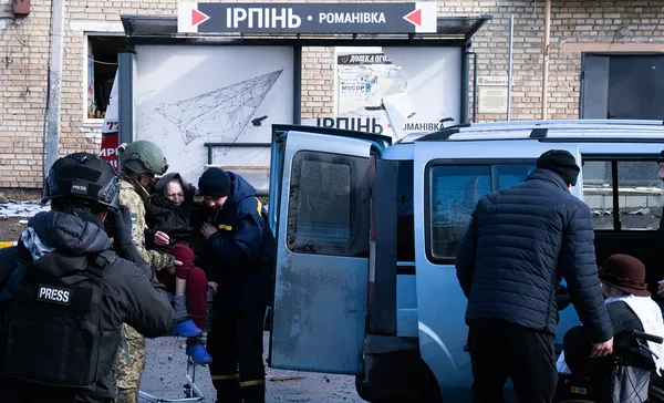 Старенькі, у візках, з котиками і собачками: евакуація з Ірпеня (багато фото)