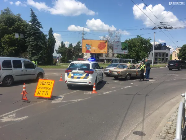 У Луцьку біля «Променя» не розминулися «порш» і «жигулі» (фото)