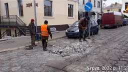 У Луцьку в Старому місті демонтують обмежувачі руху