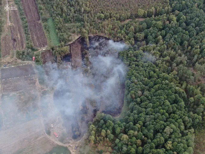 На Камінь-Каширщині зайнялось торфовище: на місці працюють рятувальники (фото)