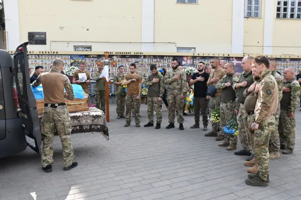 Луцьк попрощався із загиблим Героєм Романом Гіренком з бригади «Лють» (фото)