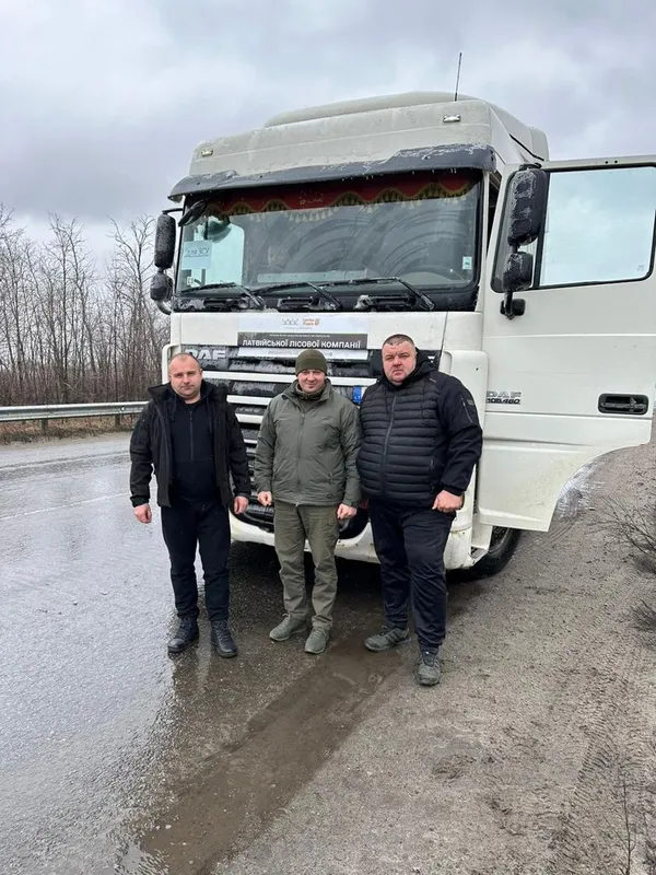 Латвійські лісівники передали волинським тероборонівцям вантажівку DAF