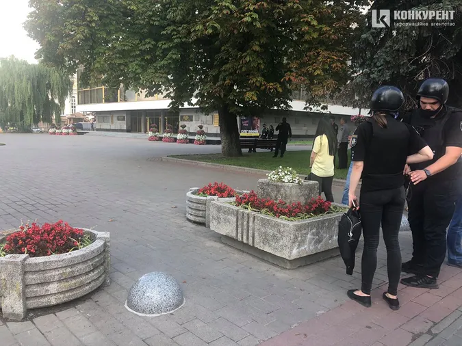У Луцьку невідомий взяв у заручники пасажирів автобуса і погрожує підірвати (фото)
