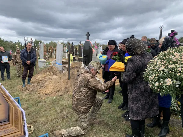 Загинув майже рік тому: на Волині попрощалися з воїном Леонідом Ткачем (фото)