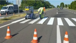 На автошляху між Луцьком і Рівним поновлюють дорожню розмітку (фото)