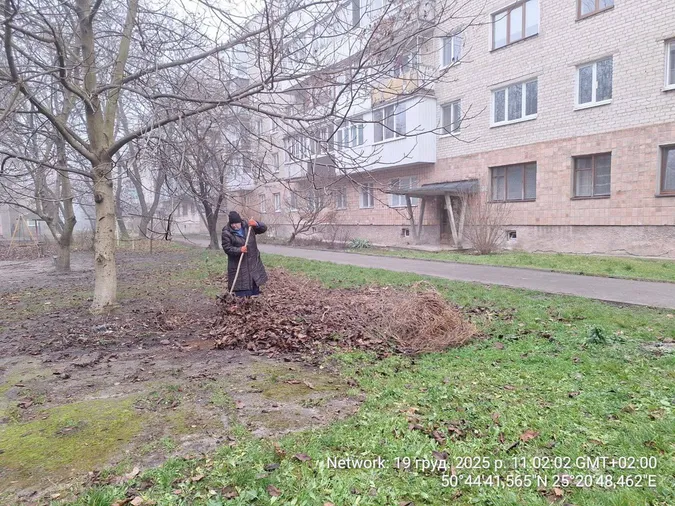 У Луцьку знесли незаконні огорожі у дворах (фото)