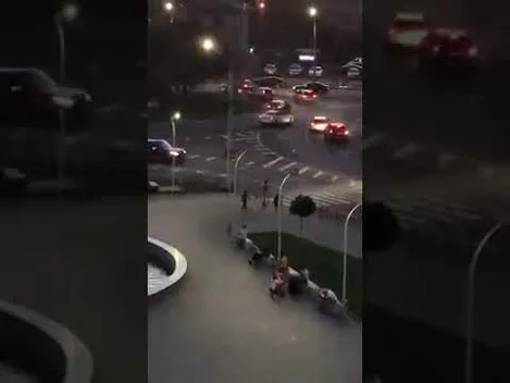В центрі Луцька чоловік купався голяка у фонтані (відео 18+)