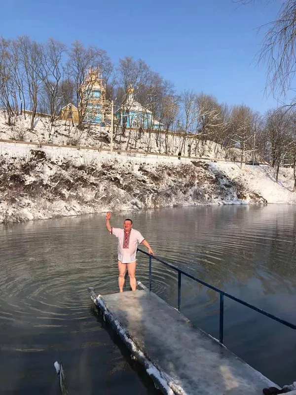 Відомі волиняни показали, як пірнали в ополонки на Водохреще (фото)