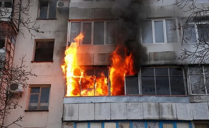 У Луцьку горіла квартира на Волі: мешканців евакуювали