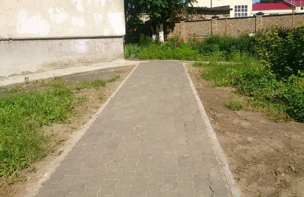 Вулиці Луцька облаштували пішохідними доріжками (фото)